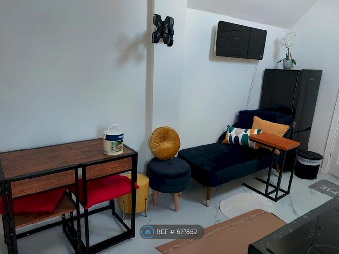 1 Bedroom Flat To Rent In Hazelmere Road, Petts Wood, Orpington BR5