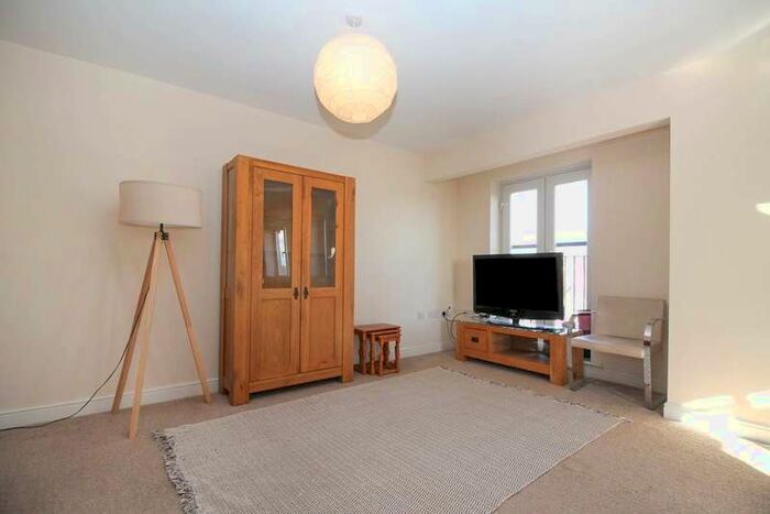 2 Bedroom Flat To Rent In Bills Included, Oaklands Crescent, LS8