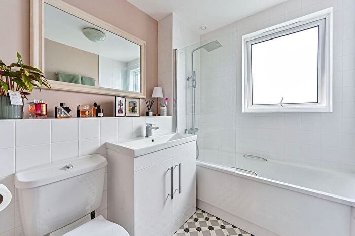 2 Bedroom Flat For Sale In Bromyard House, East Acton, London, W3
