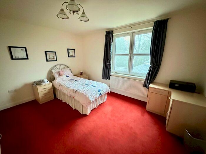 2 Bedroom Apartment For Sale In Skircoat Lodge, Skircoat Green, Halifax, HX3