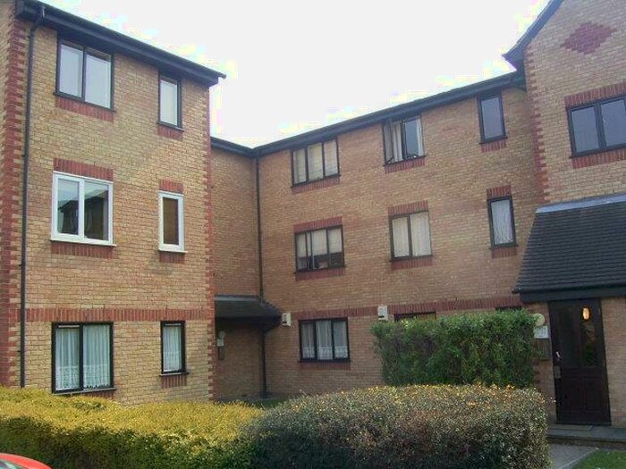 1 Bedroom Flat To Rent In Naunton Way, Hornchurch, Essex, RM12