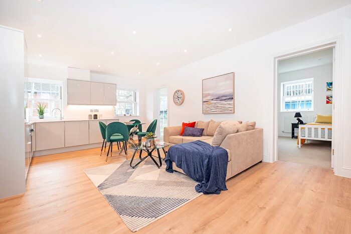 3 Bedroom Flat For Sale In Caterina Court, A Fairmead, Surbiton, KT5