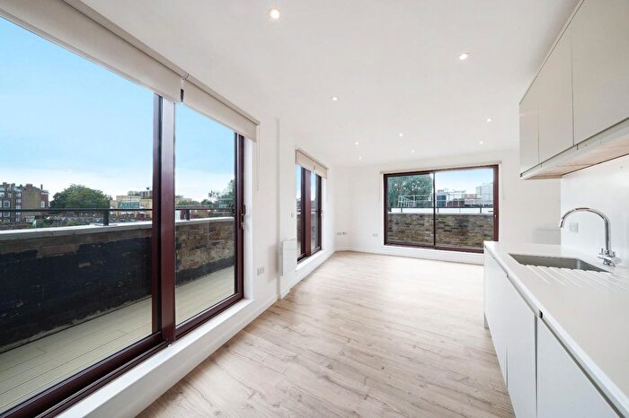 3 Bedroom Flat To Rent In Dunelm Street, Stepney, E1