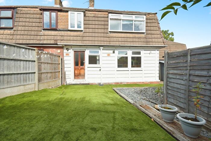 4 Bedroom Semi-Detached House For Sale In Lee Road, Chesterfield, Derbyshire, S41
