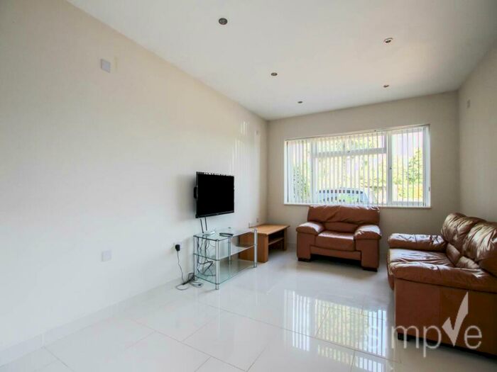 1 Bedroom Flat To Rent In Wood Lane, Iver, SL0