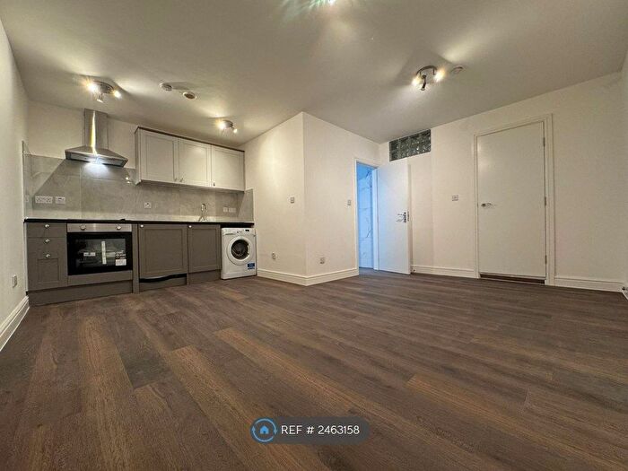 2 Bedroom Flat To Rent In Camberwell Road, London, SE5
