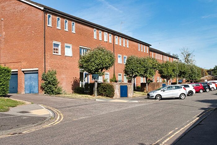 2 Bedroom Flat For Sale In Mikern Close, Bletchley, Milton Keynes, MK2