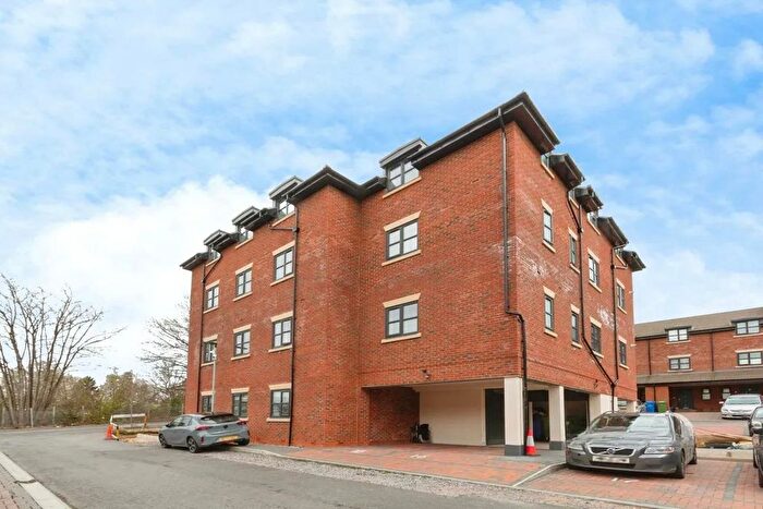 2 Bedroom Flat To Rent In Crescent Drive, GU12