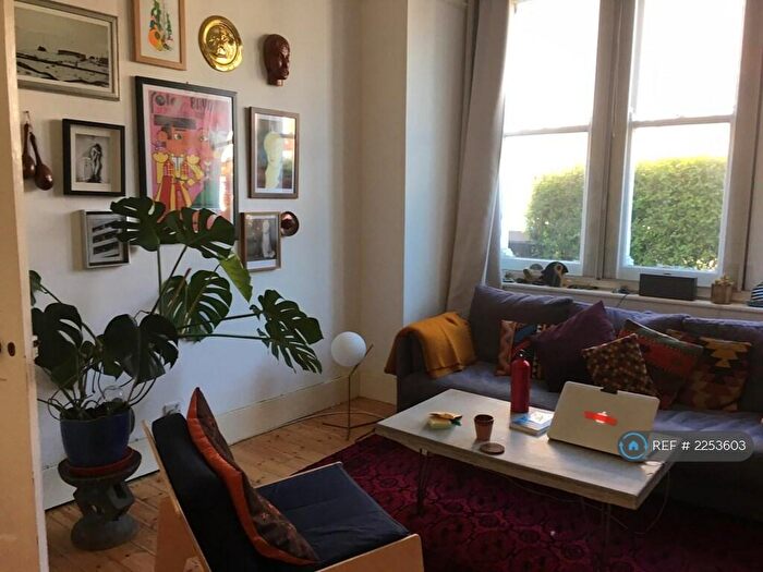 3 Bedroom Flat To Rent In Latchmere Road, London, SW11