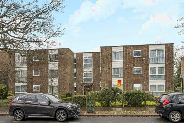 2 Bedroom Apartment To Rent In The Avenue, Pinner, HA5