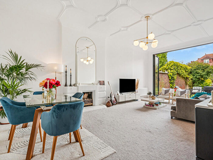 3 Bedroom Flat For Sale In Mapesbury Road, London, NW2