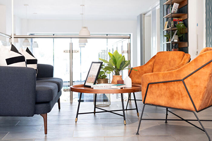 3 Bedroom Flat To Rent In Oxbow, Stephenson House, M5