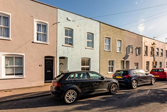 2 Bedroom Terraced House To Rent In Albert Street Windsor, SL4