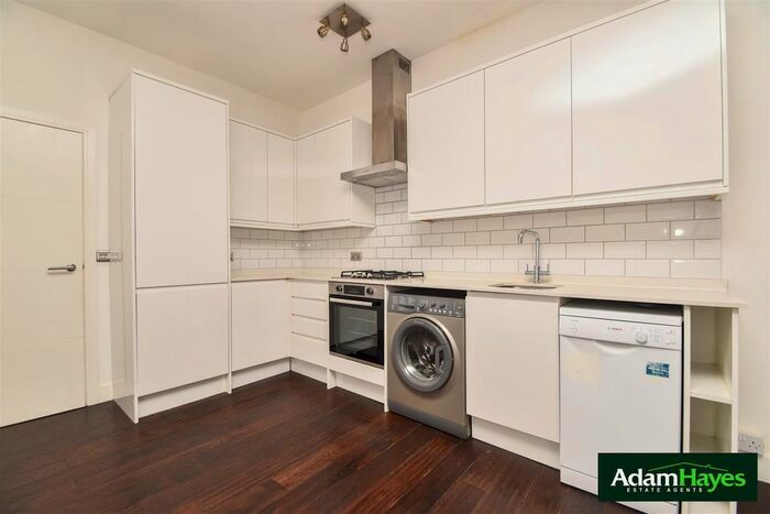 3 Bedroom Flat To Rent In Ballards Lane, North Finchley, N12