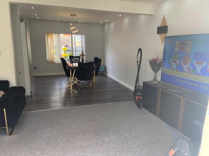 3 Bedroom Flat To Rent In Sixth Avenue, Mansfield, NG19