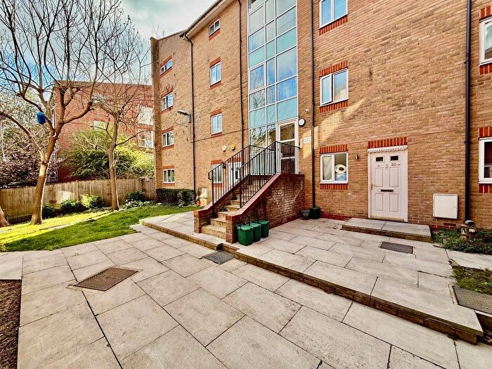 1 Bedroom Flat For Sale In Carmichael Close, Ruislip, HA4