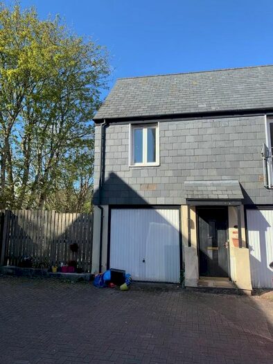 2 Bedroom Flat To Rent In Calver Close, Penryn, TR10