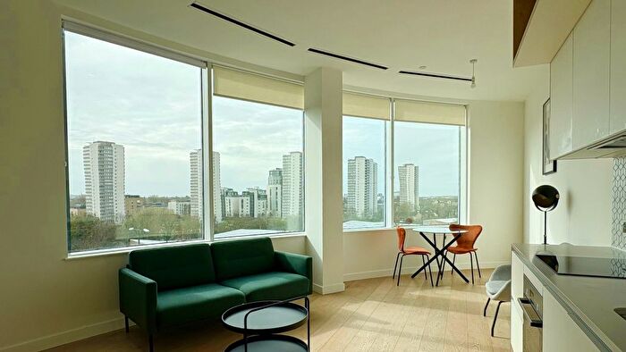 1 Bedroom Flat To Rent In Great West Road, Brentford, TW8