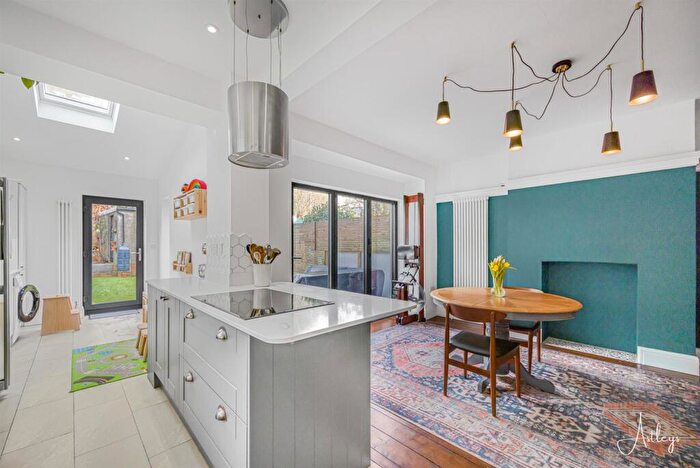 3 Bedroom Semi-Detached House For Sale In Heathfield Swansea, SA1