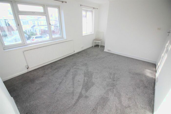 5 Bedroom Semi-Detached House To Rent In Kingshill Avenue, Hayes, UB4