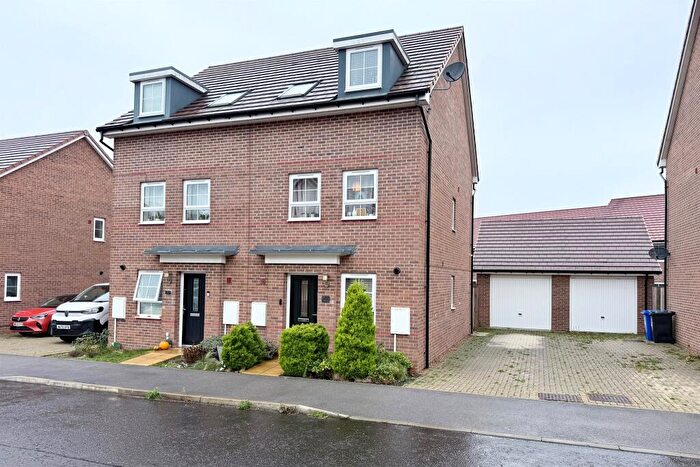 3 Bedroom Town House For Sale In Chase Avenue, Red Lodge, Bury St. Edmunds, IP28