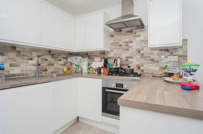 2 Bedroom Flat To Rent In Mare Street, London, E8