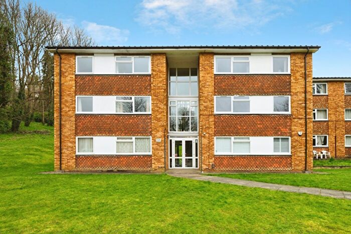 2 Bedroom Flat For Sale In Hillside Road, Whyteleafe, Surrey, CR3