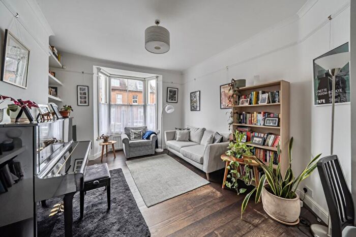 2 Bedroom Flat For Sale In Calverley Grove, London, N19