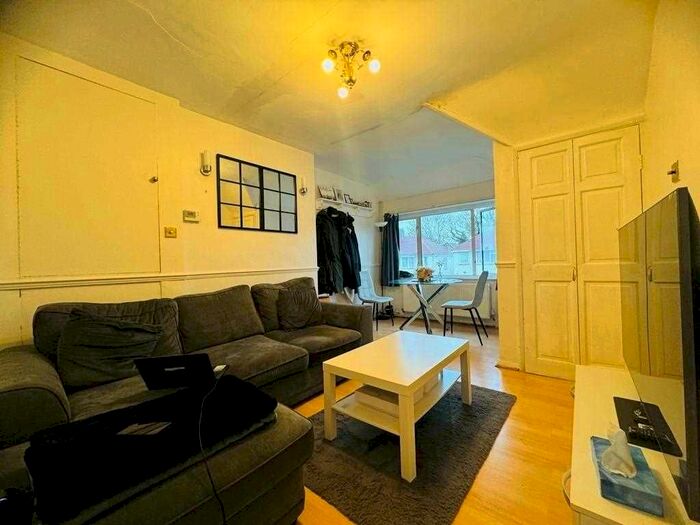 1 Bedroom Flat To Rent In Wiltshire Avenue, Farnham Royal, Slough, SL2