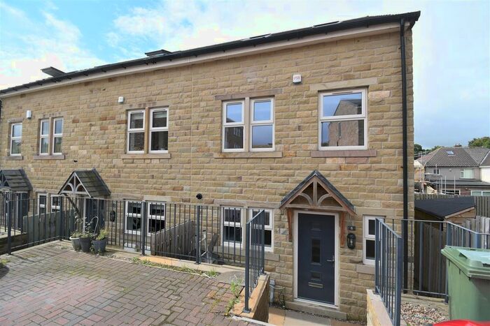 3 Bedroom Semi-Detached House To Rent In Laund Croft, Huddersfield, HD3