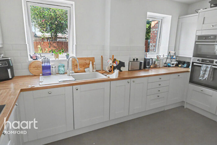 4 Bedroom Semi Detached House To Rent In Knighton Road, Romford, RM7
