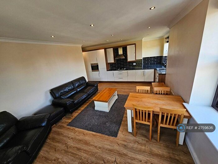 2 Bedroom Flat To Rent In Parliament House, Slough, SL1