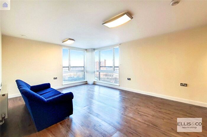 2 Bedroom Flat To Rent In The Green, Southall, UB2