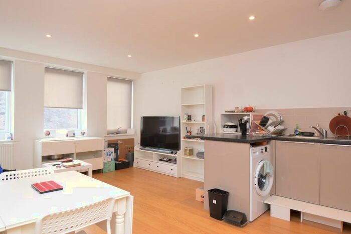 2 Bedroom Flat To Rent In Crockhamwell Road, Woodley, RG5