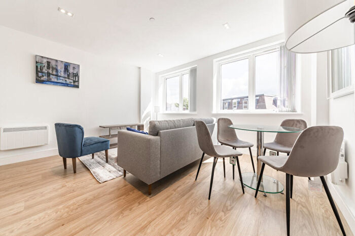 Apartment To Rent In Essex House, Fairfield Road, Brentwood, Essex, CM14