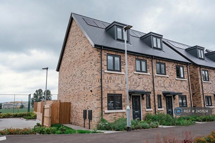 3 Bedroom Semi-Detached House To Rent In Hurley Drive, Birkshire, RG12