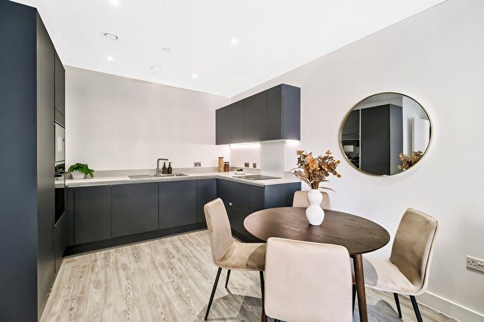 1 Bedroom Flat For Sale In Civic Street, Hounslow, TW3