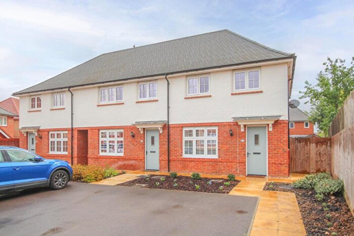 3 Bedroom End Of Terrace House For Sale In Shackleton Grove, Leighton Buzzard, LU7