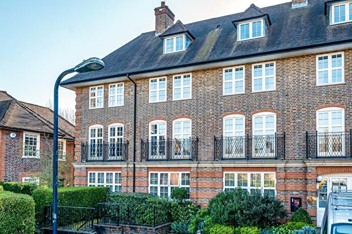 2 Bedroom Flat To Rent In Heathview Court, Hampstead, NW11