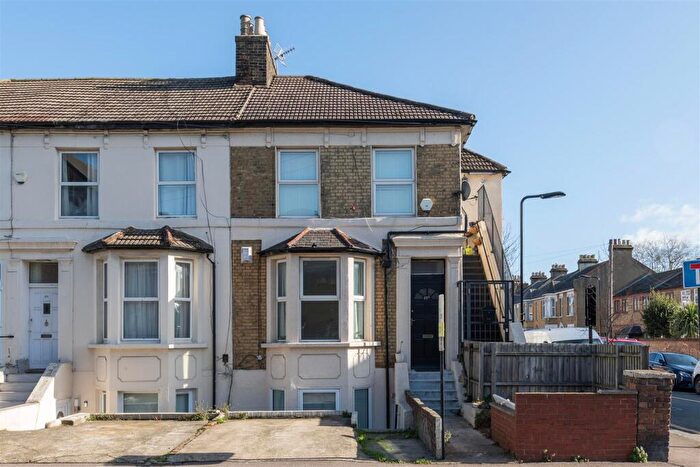2 Bedroom Apartment To Rent In Oliver Road, Leyton, E10