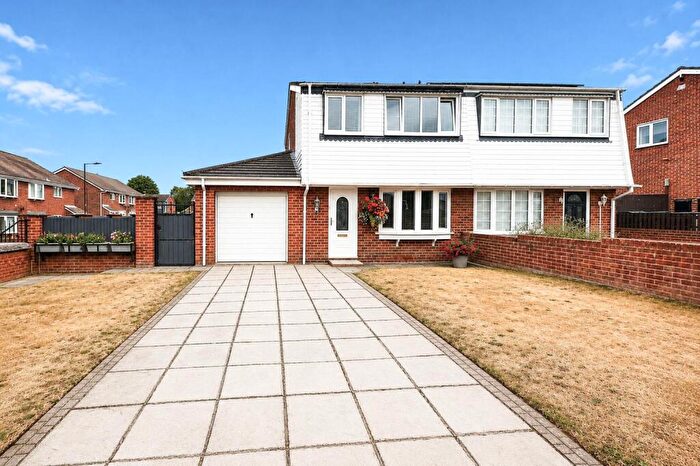 3 Bedroom Semi Detached House For Sale In Farringdon Drive, New Rossington, Doncaster, DN11