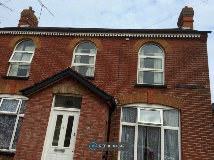 2 Bedroom Flat To Rent In Runnemede Road, Egham, TW20