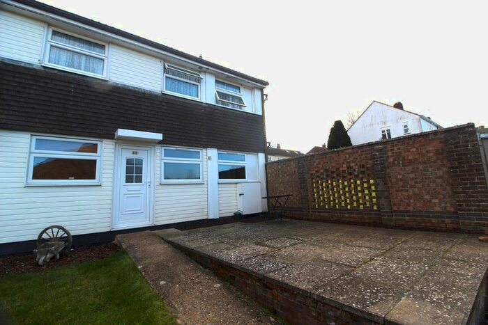 2 Bedroom Flat For Sale In East View, St Ippolyts, Hitchin, SG4