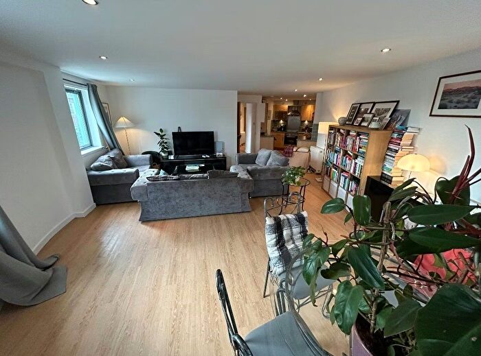 2 Bedroom Flat To Rent In Abbey Lane, Edinburgh, EH8