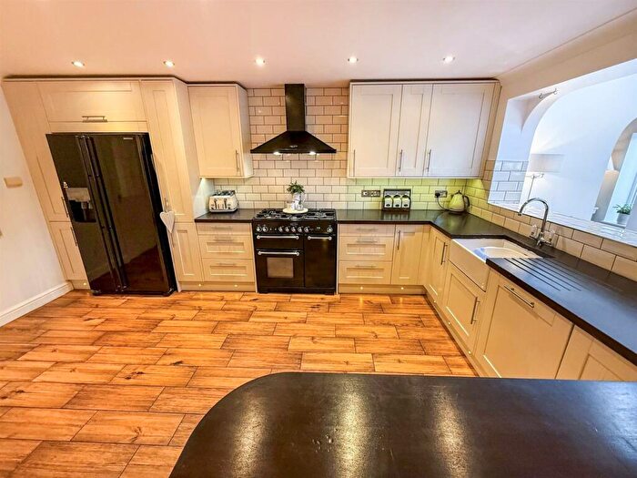 4 Bedroom Detached House For Sale In Maes Hyfryd, Chirk, LL14