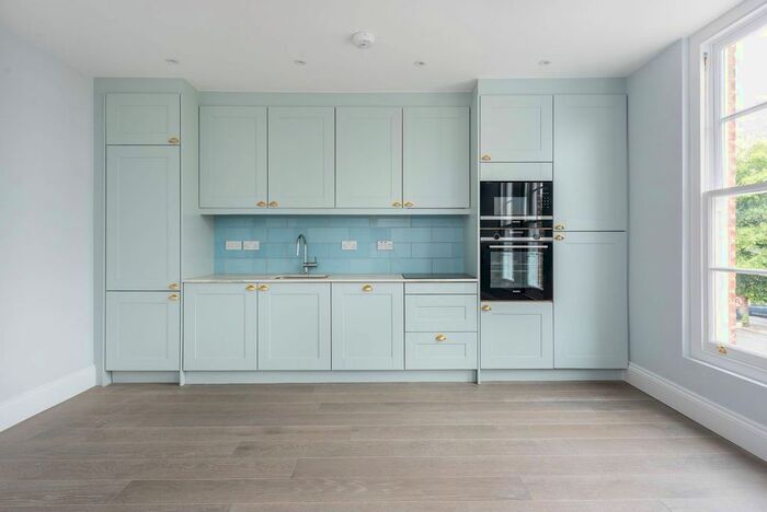 2 Bedroom Flat To Rent In Goldhwak Road, Shepherd's Bush, London, W12