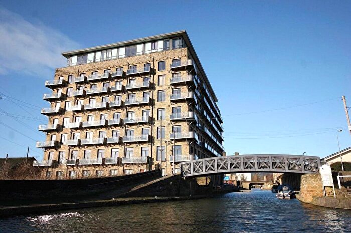 2 Bedroom Apartment To Rent In Huddersfield Road, Brighouse, West Yorkshire, HD6