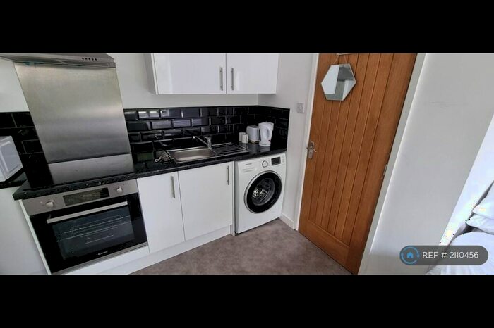 Studio To Rent In Grape Street, Bradford, BD15