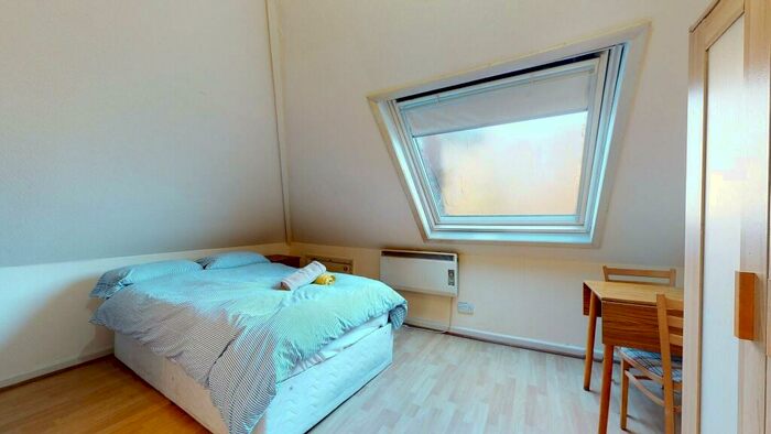 Studio To Rent In Chatsworth Road, NW2