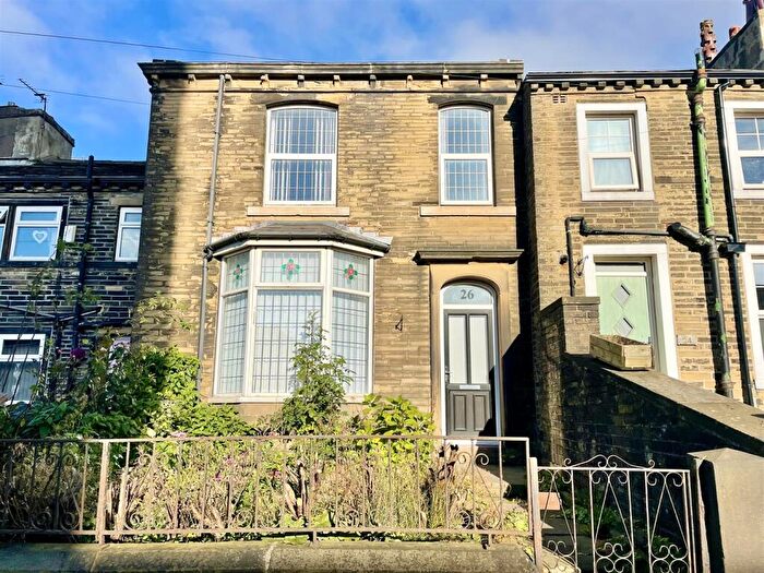 4 Bedroom End Of Terrace House For Sale In West End, Queensbury, Bradford, BD13